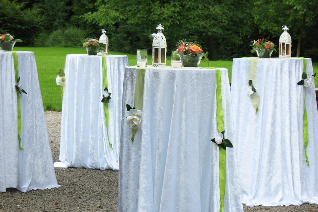 4-Hochzeit-stehtischhussen-outdoor